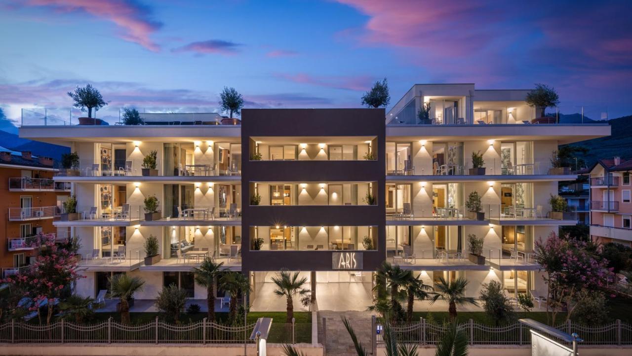 Aris Apartments & Sky Pool - Tonelli Hotels - Adult Friendly ริวาเดลการ์ดา ภายนอก รูปภาพ