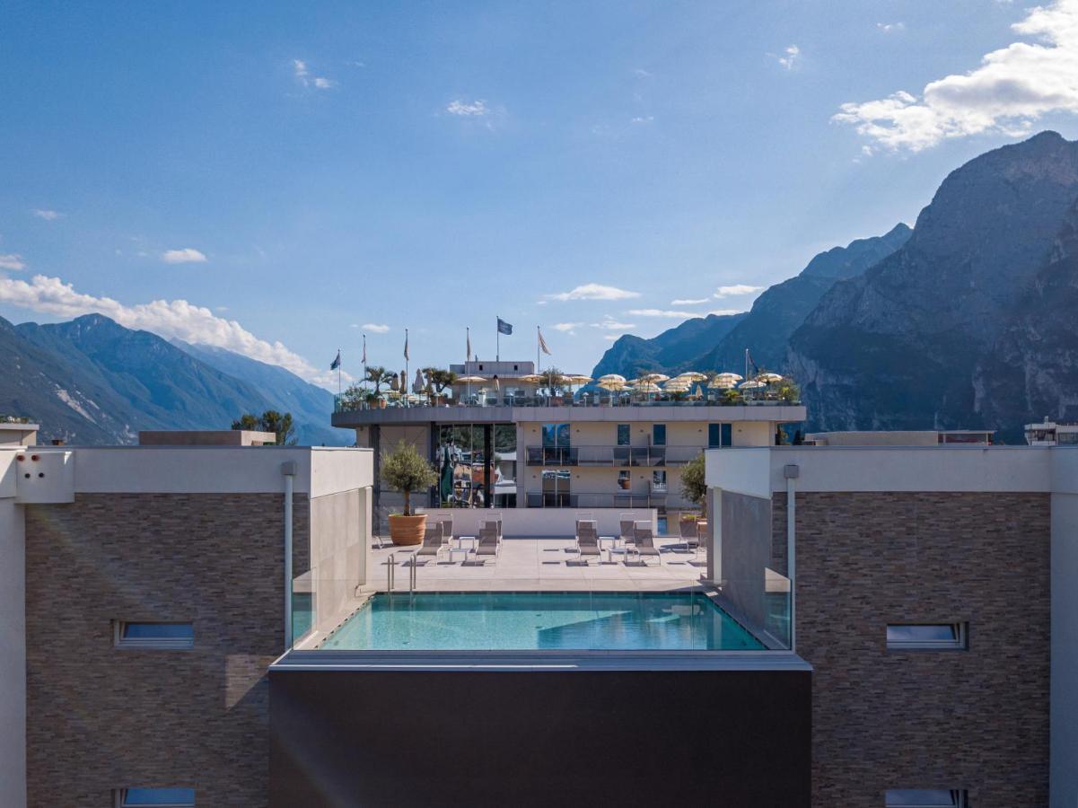 Aris Apartments & Sky Pool - Tonelli Hotels - Adult Friendly ริวาเดลการ์ดา ภายนอก รูปภาพ