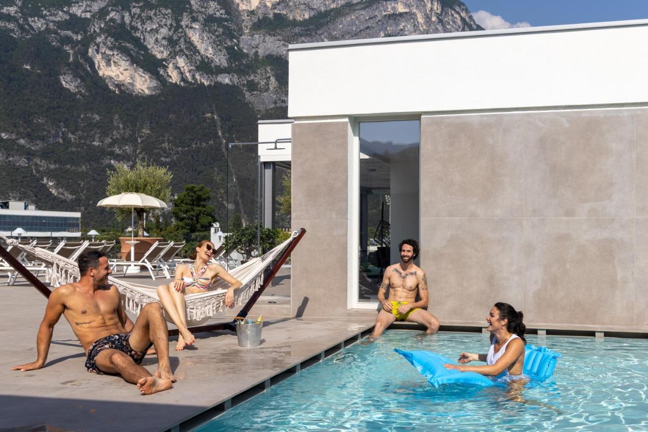 Aris Apartments & Sky Pool - Tonelli Hotels - Adult Friendly ริวาเดลการ์ดา ภายนอก รูปภาพ