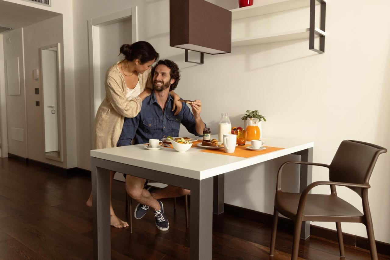 Aris Apartments & Sky Pool - Tonelli Hotels - Adult Friendly ริวาเดลการ์ดา ภายนอก รูปภาพ
