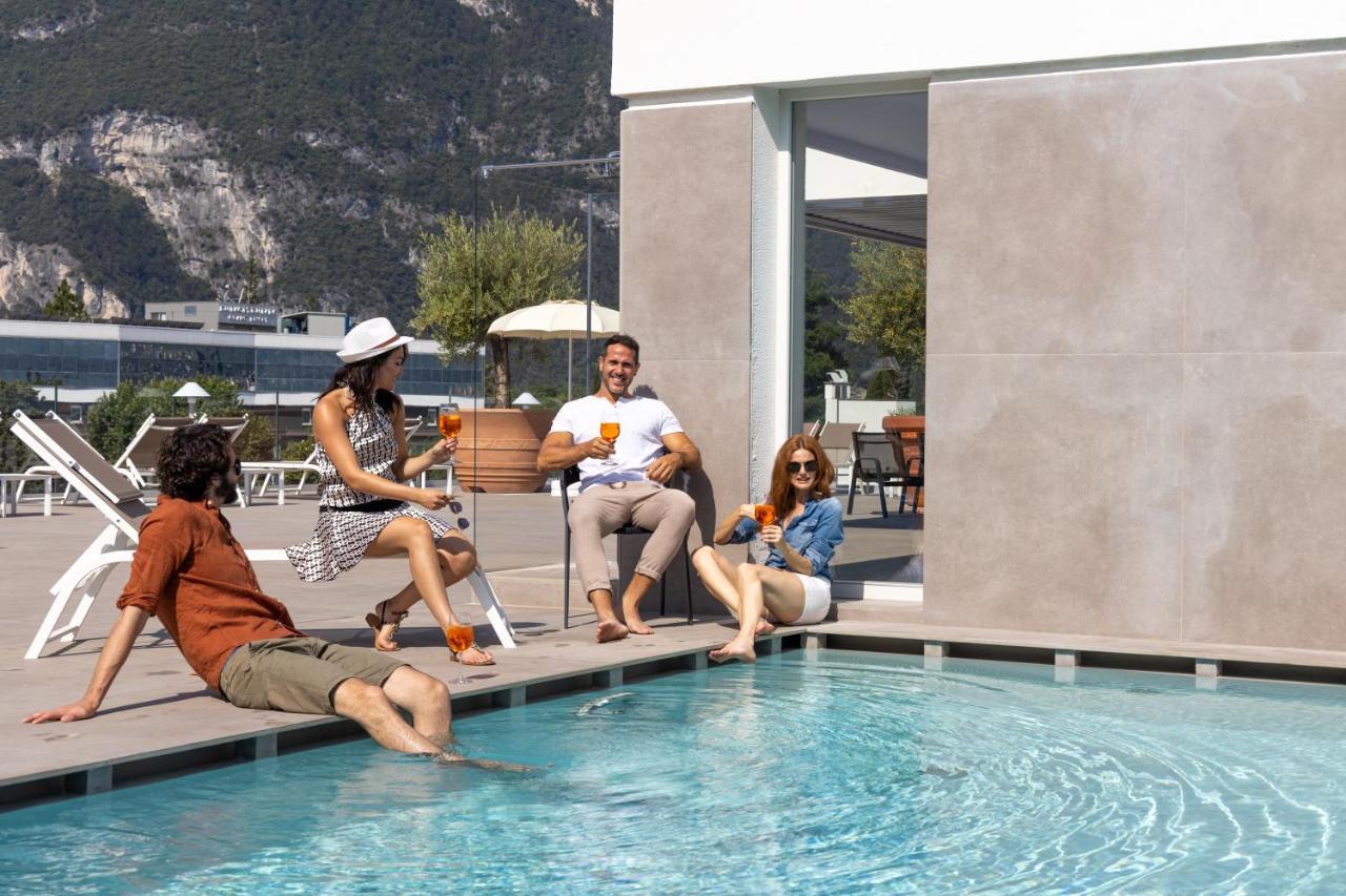 Aris Apartments & Sky Pool - Tonelli Hotels - Adult Friendly ริวาเดลการ์ดา ภายนอก รูปภาพ