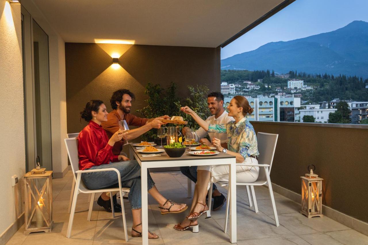 Aris Apartments & Sky Pool - Tonelli Hotels - Adult Friendly ริวาเดลการ์ดา ภายนอก รูปภาพ