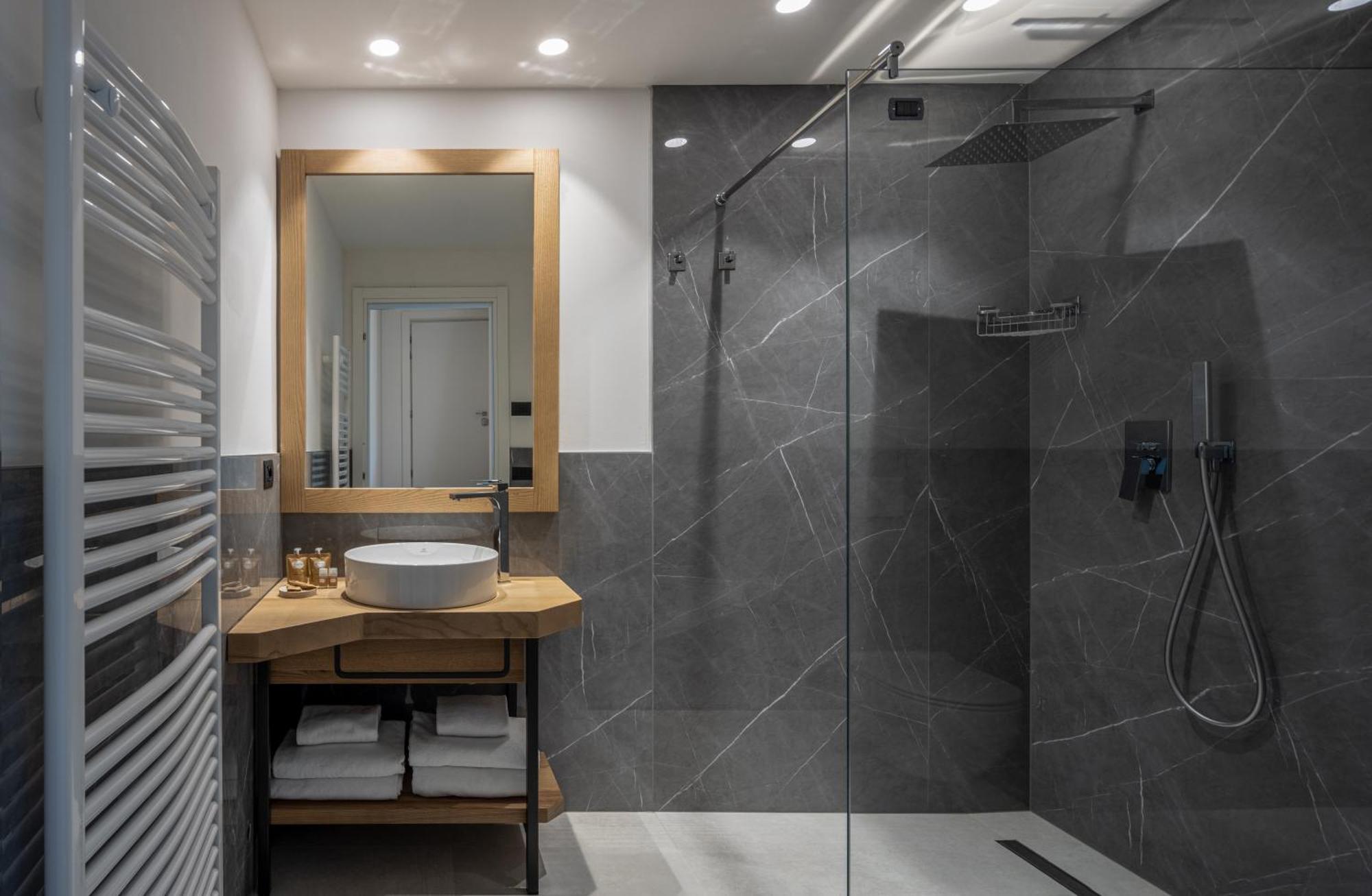 Aris Apartments & Sky Pool - Tonelli Hotels - Adult Friendly ริวาเดลการ์ดา ห้อง รูปภาพ