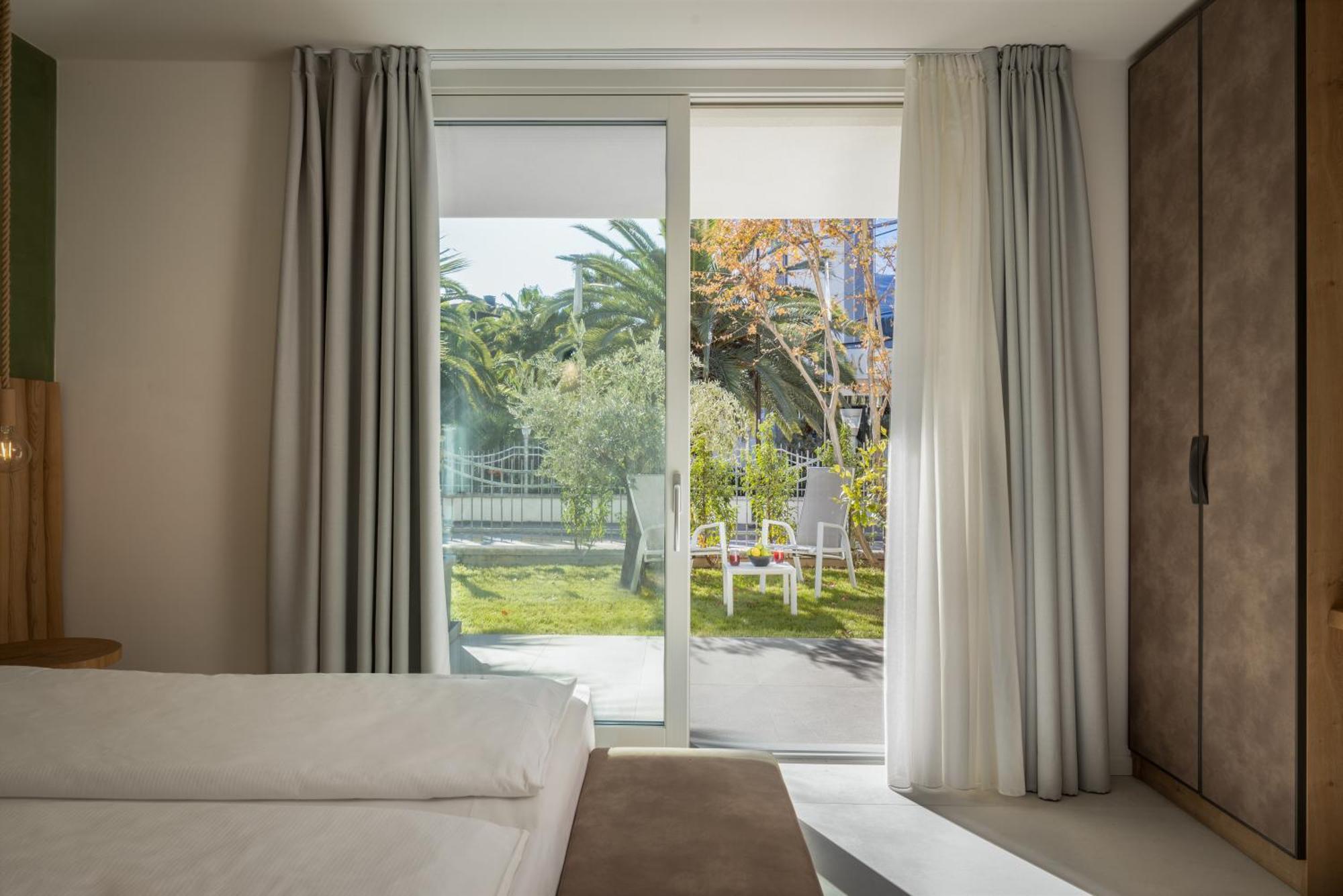 Aris Apartments & Sky Pool - Tonelli Hotels - Adult Friendly ริวาเดลการ์ดา ห้อง รูปภาพ